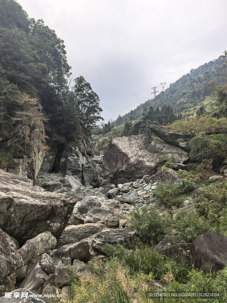 山间乱石嶙峋的自然景致