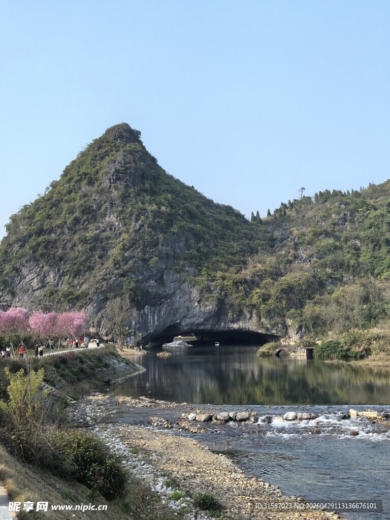 桂林山间河畔风光