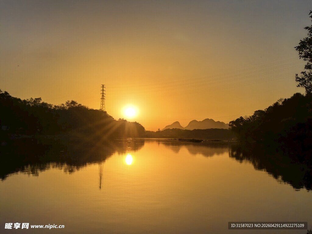 湖畔日落美景