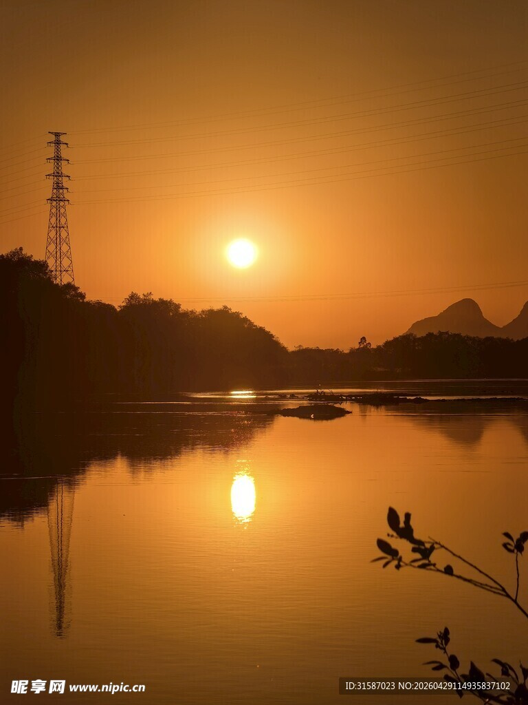 夕阳下宁静的山水湖面
