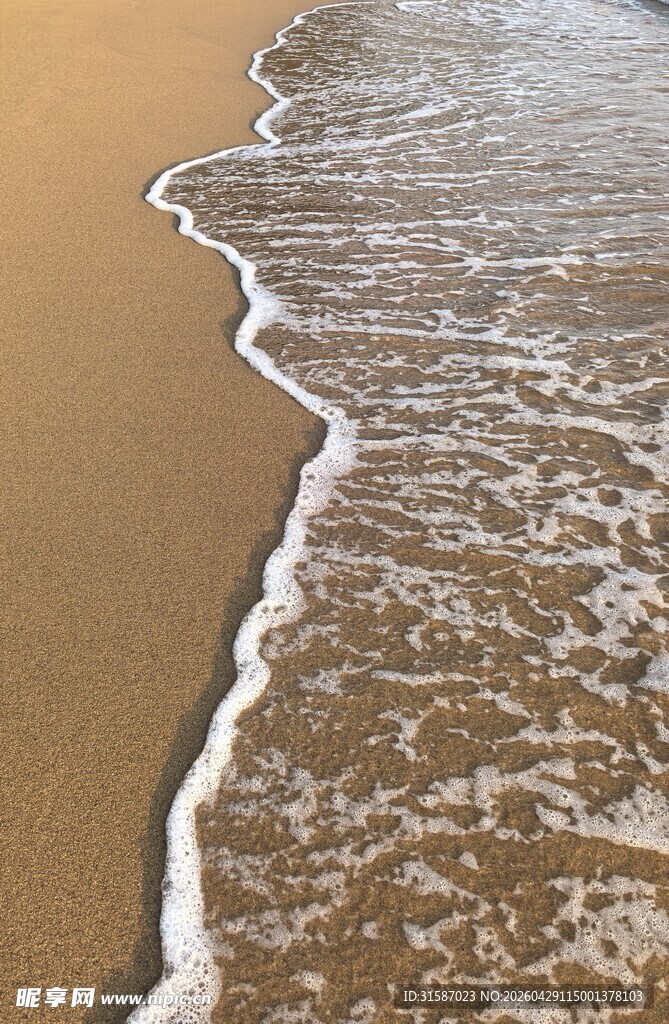 海浪轻吻沙滩的美丽瞬间