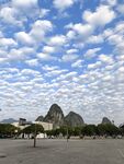 桂林开阔广场与远山美景