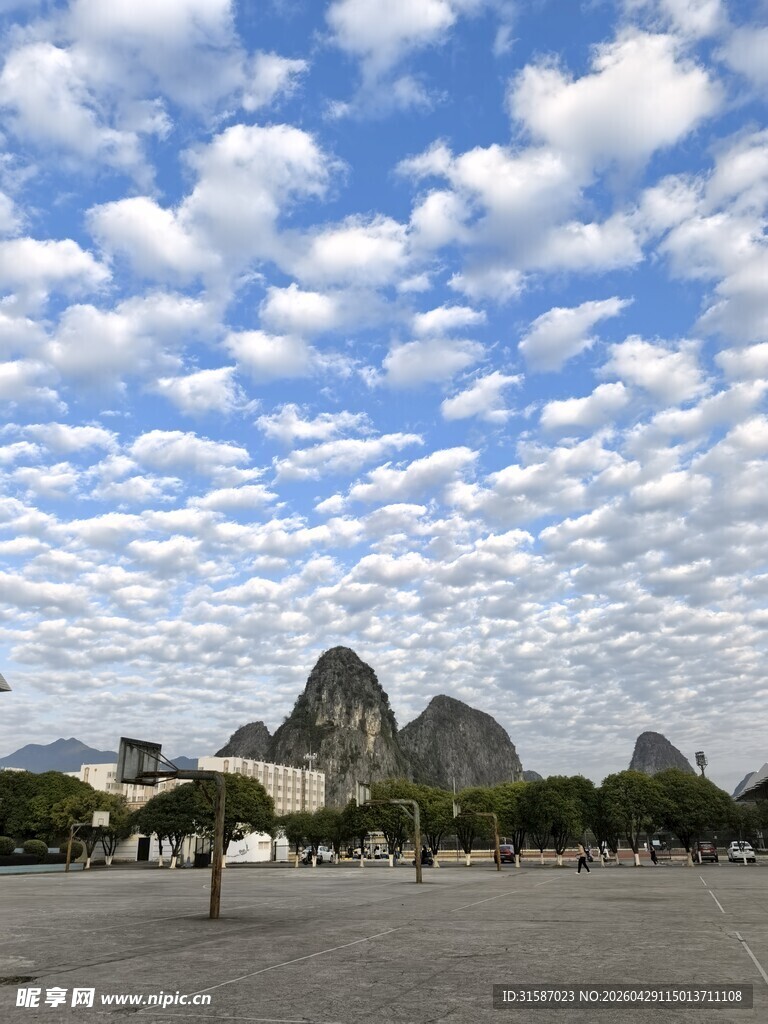 桂林开阔广场与远山美景