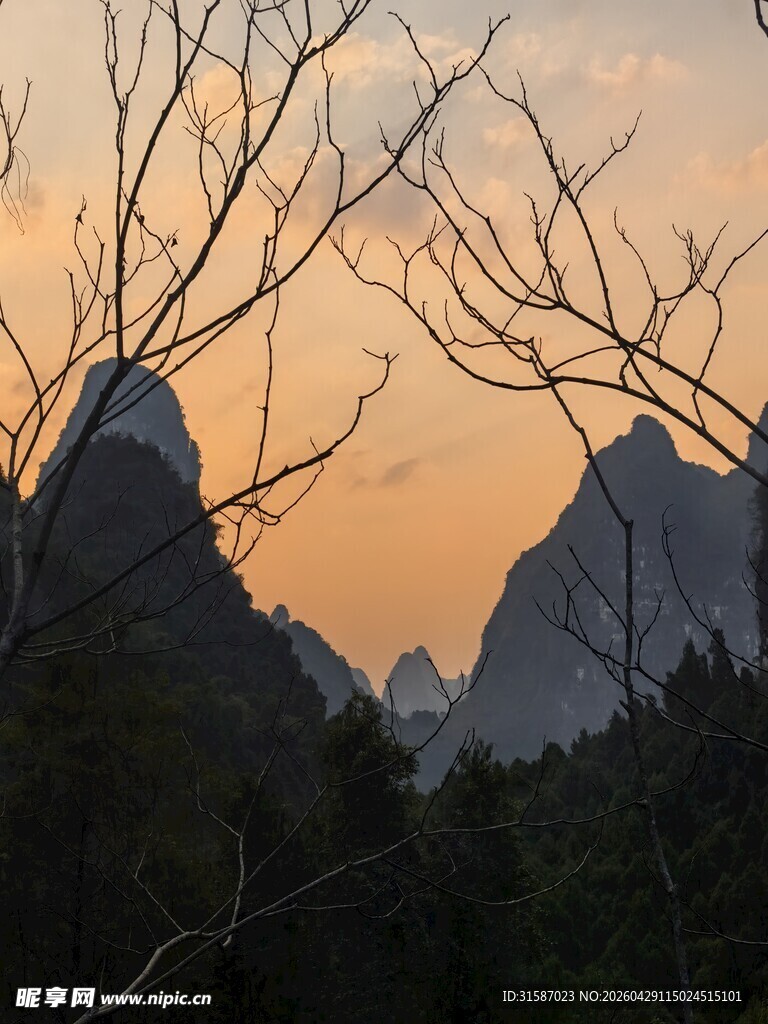 夕阳下的壮美山峦景色