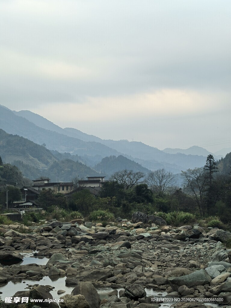 山间河滩景色