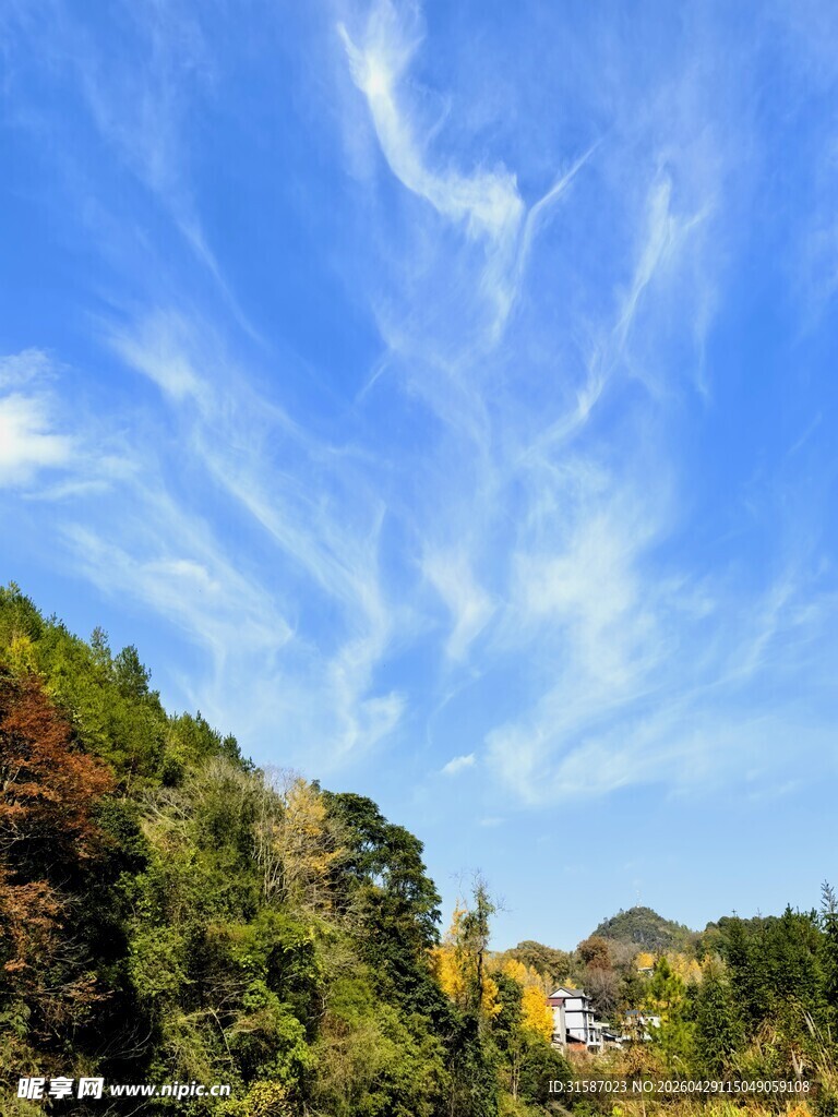 山间蓝天美景