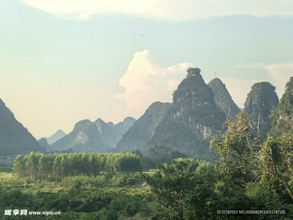 秀丽山峦间的绿意景致