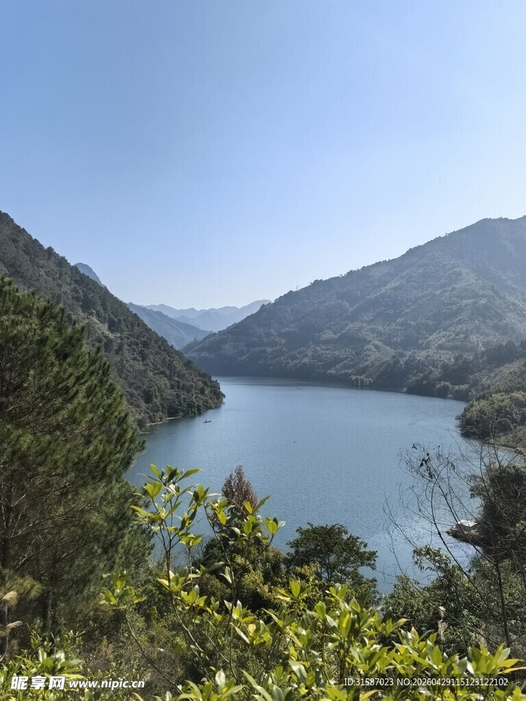 山间湖泊美景如画