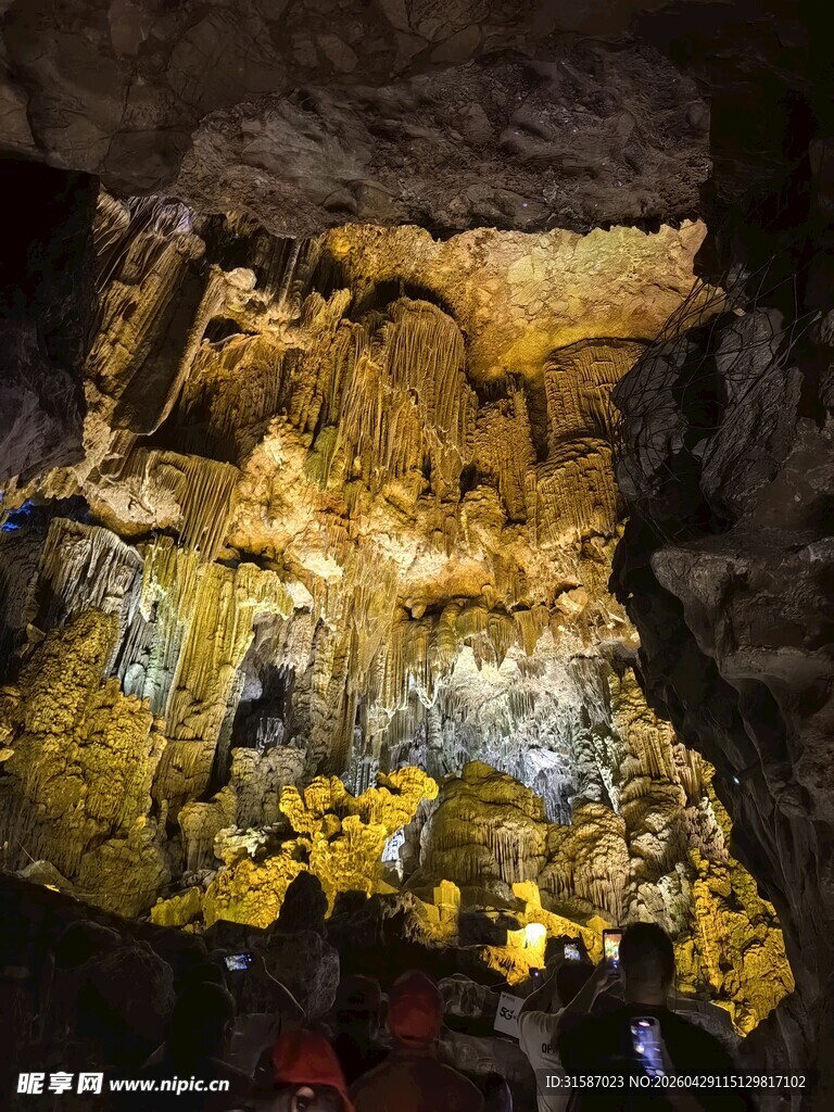 地下溶洞景观 绚丽钟乳石
