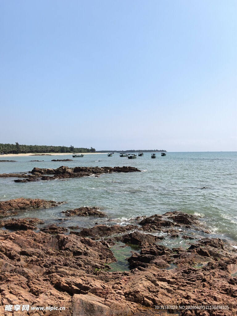 海边岩石与延伸的栈桥景色