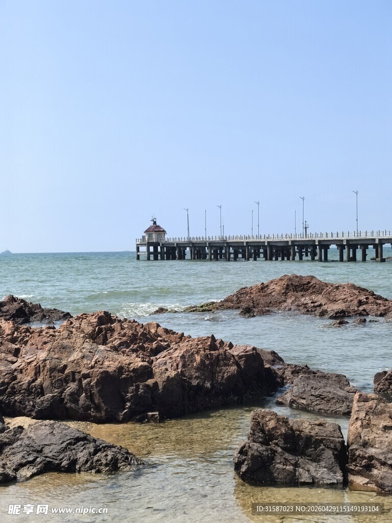 海边礁石与远处栈桥美景