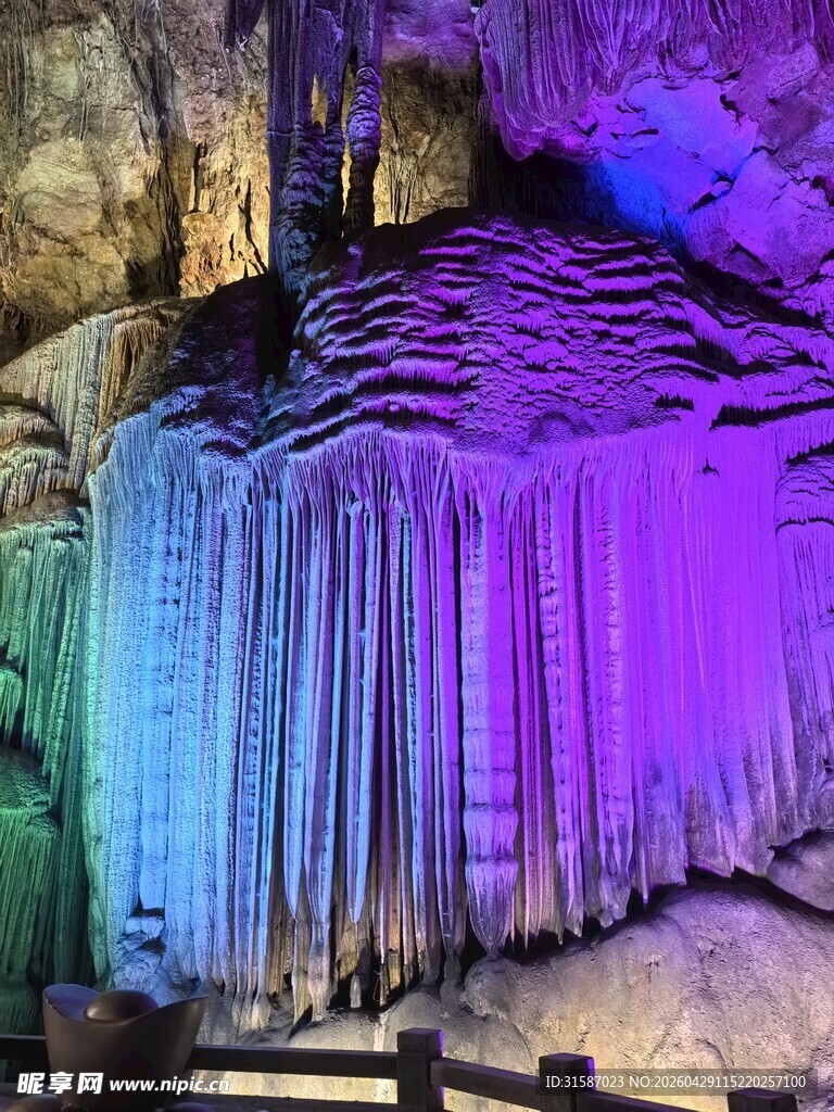 梦幻溶洞钟乳石奇景
