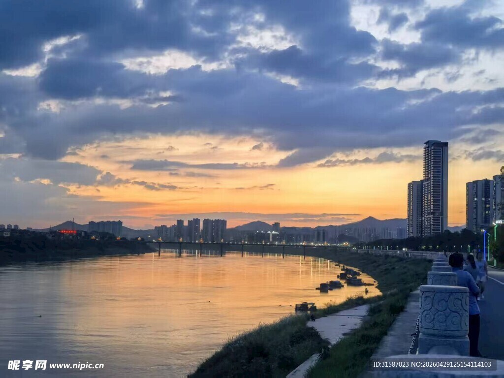 梧州城市河畔绝美日落景观