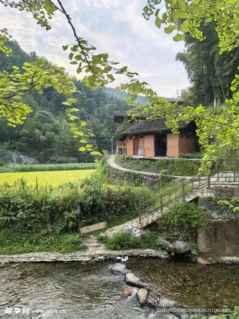 乡村溪边小屋田园美景