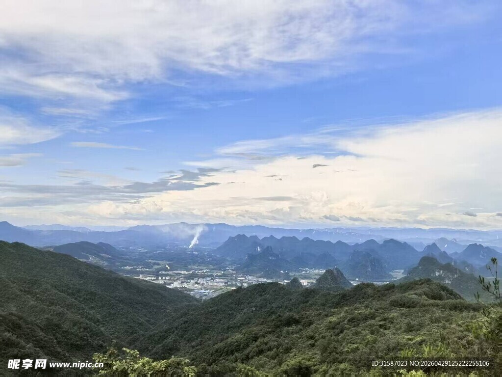 山峦云海中的壮美自然景观