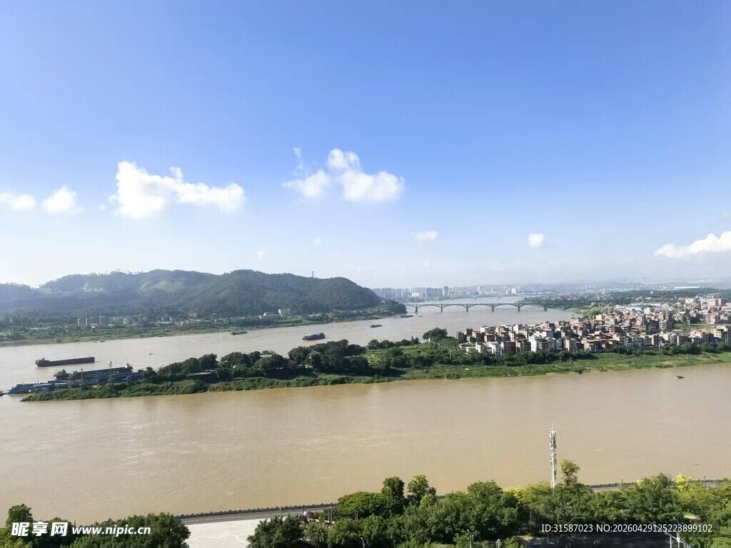 江边城市风光俯瞰