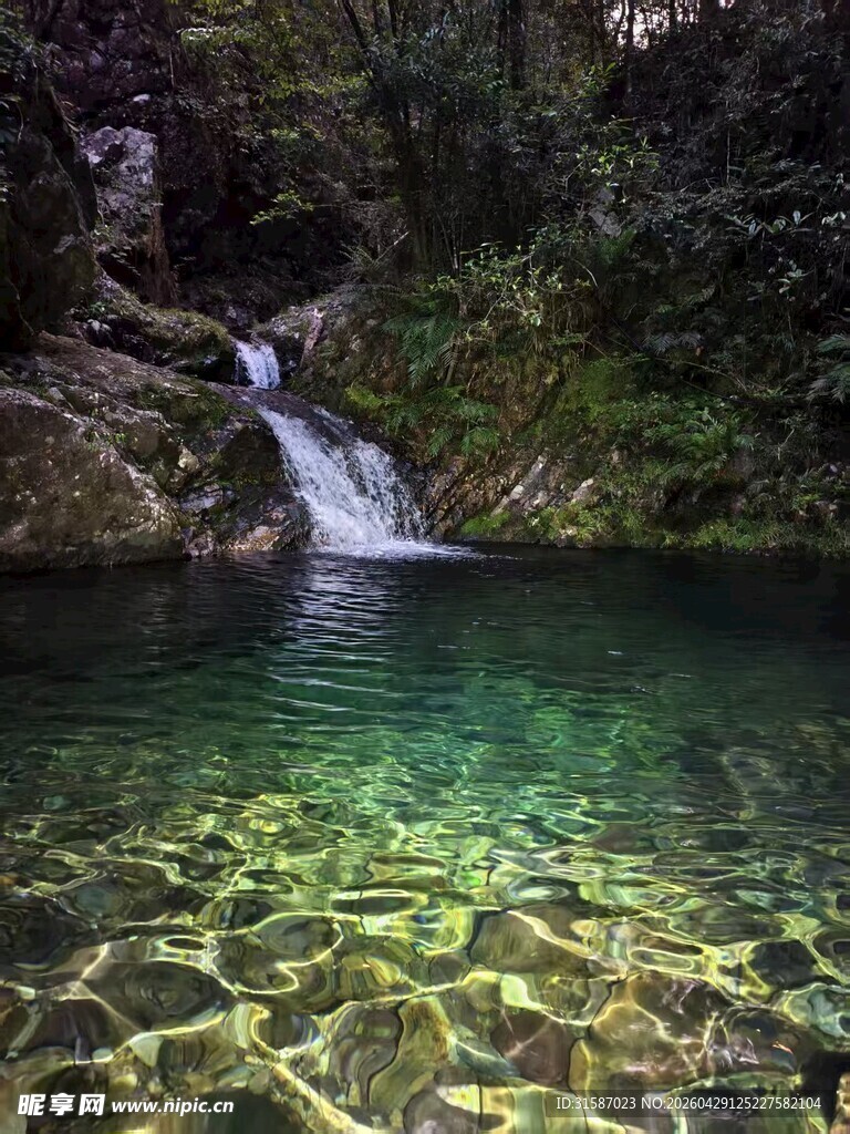 山间清澈溪流与瀑布美景