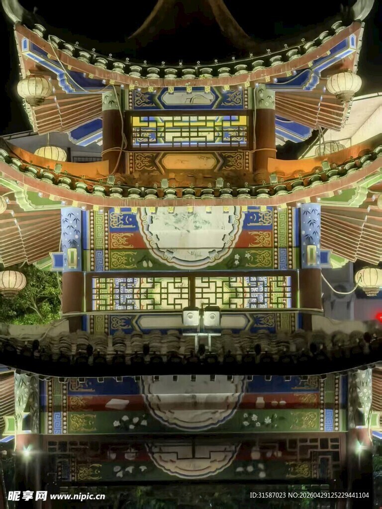 中式古建筑的精美夜间图景