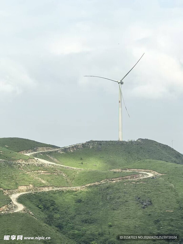 山间风车与蜿蜒公路景观
