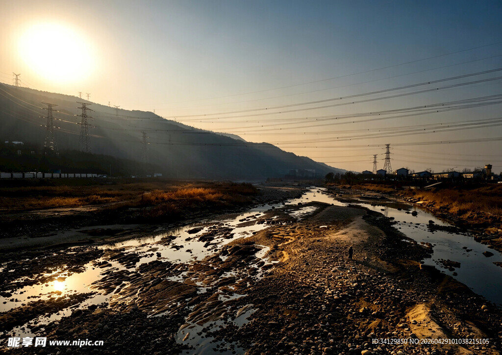 夕阳下的乡村泥泞小路