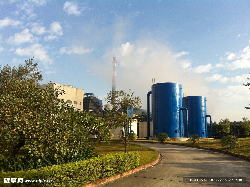 工厂外景与蓝色储罐