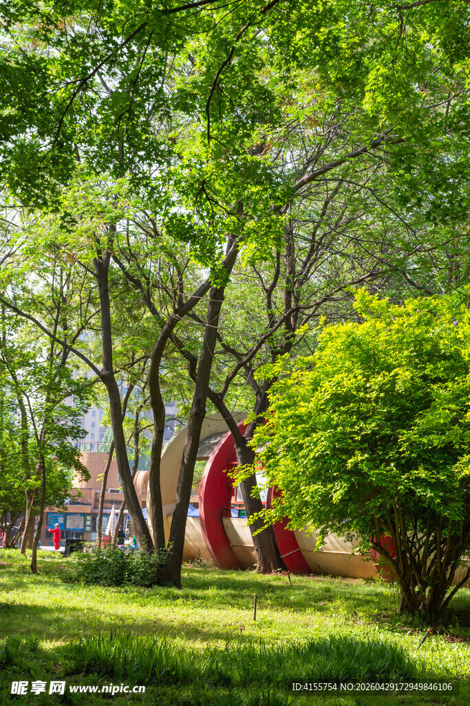 城市绿意中的多彩雕塑景观