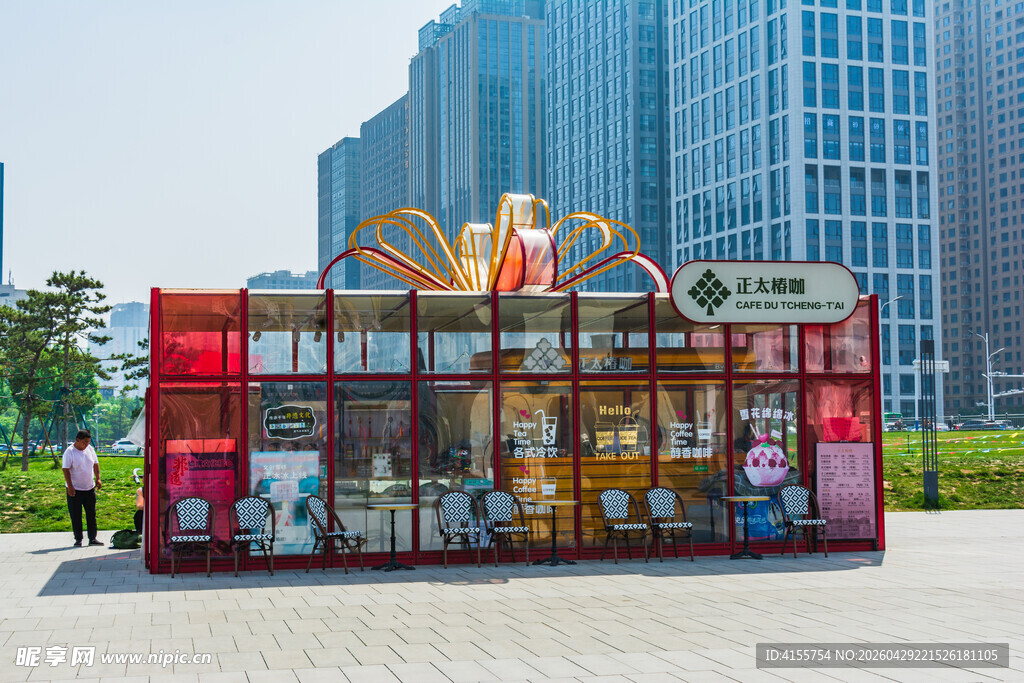 城市街头的创意广告展示柜