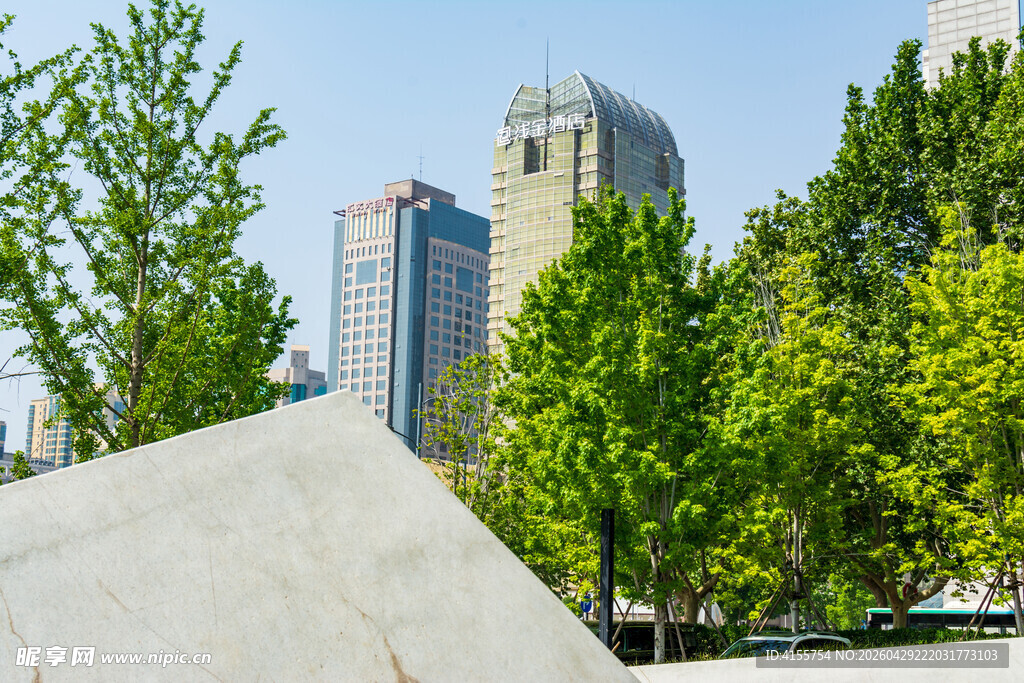 城市绿树与现代建筑景观