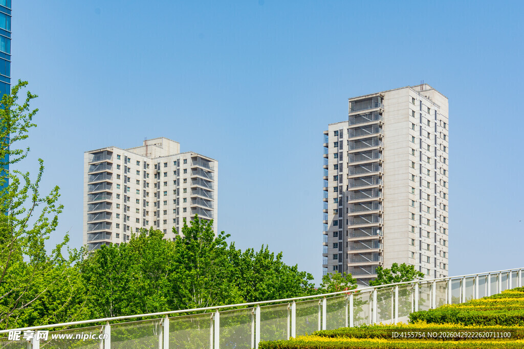 城市高楼与绿植景观