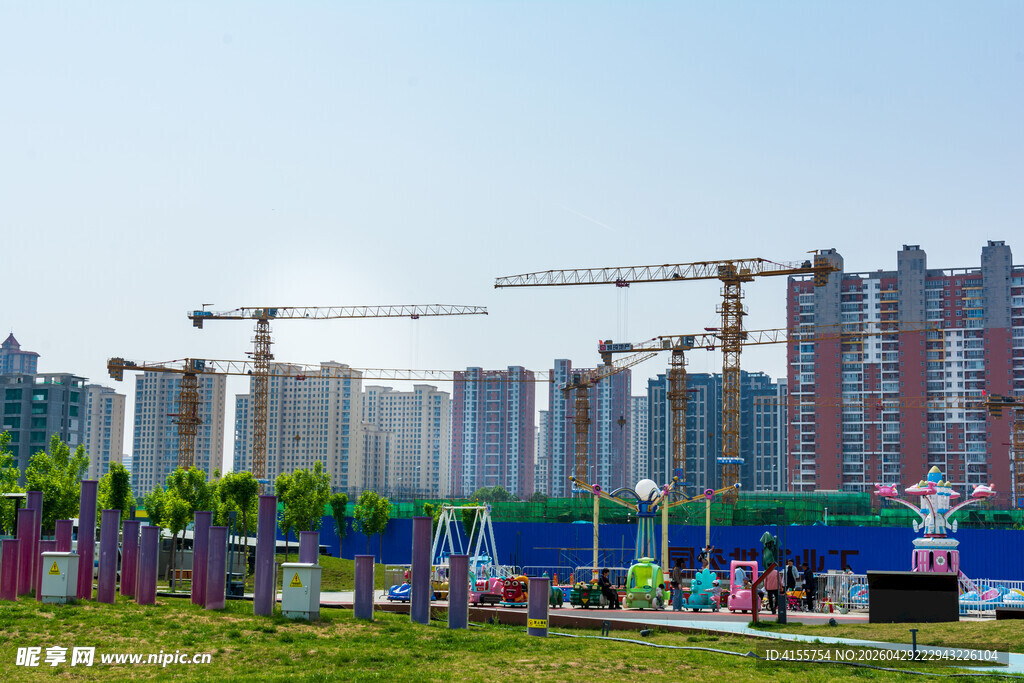 城市建筑工地与周边景观