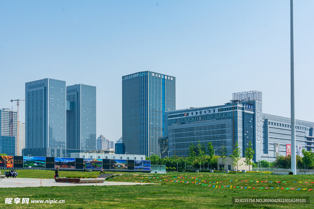 城市现代建筑群与绿地