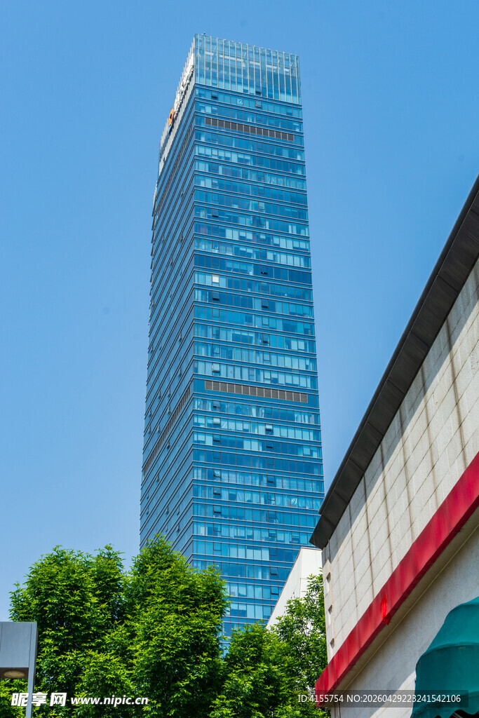 城市中高耸的现代摩天大楼
