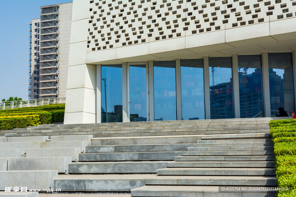 现代建筑外观与门前台阶