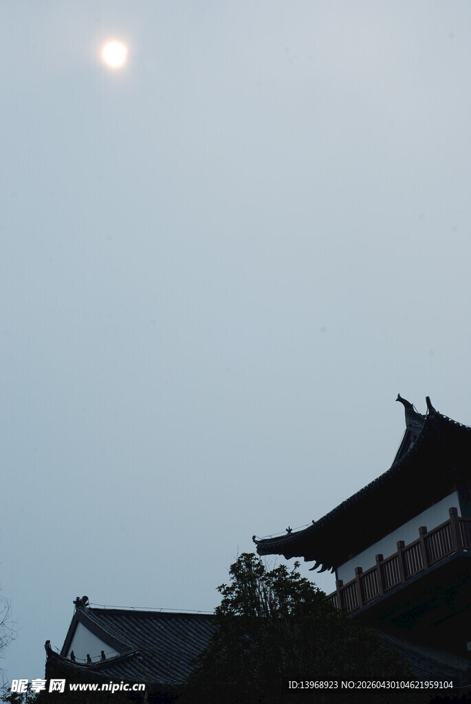 月夜下的中式古建筑