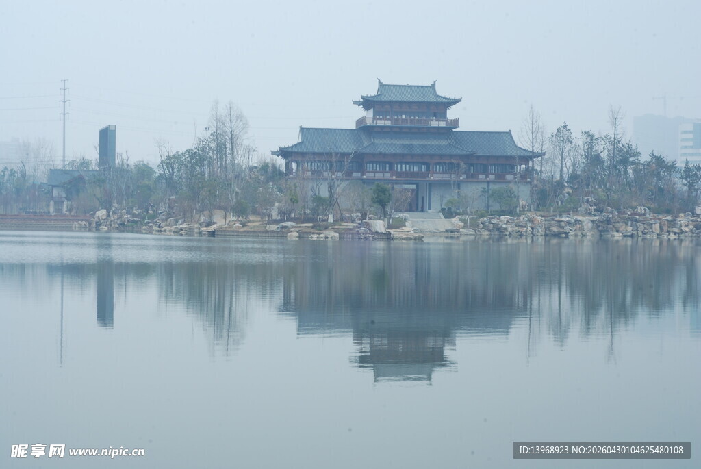 湖畔古建筑的秀丽倒影