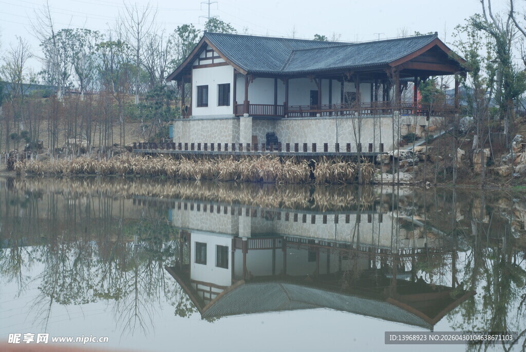 湖畔古宅倒映水中美景