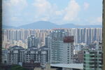 城市高楼与远山景观