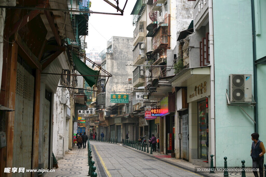 澳门狭窄街道上的城市日常景象