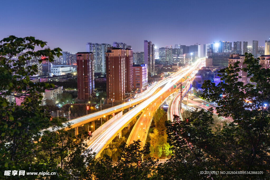 夜幕下乌鲁木齐城市交通与建筑物