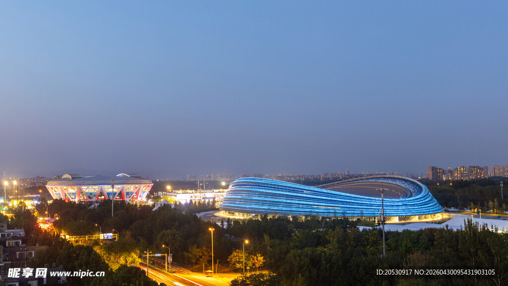 北京国家速滑馆和钻石球场夜景