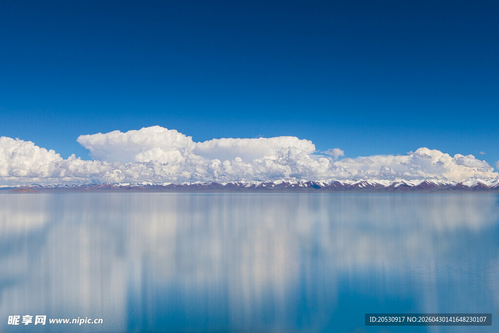 纳木措湖念青唐古拉山雪山倒影