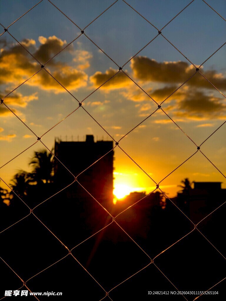 夕阳透过围栏的城市景象