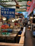 热闹的韩国传统市场摊位