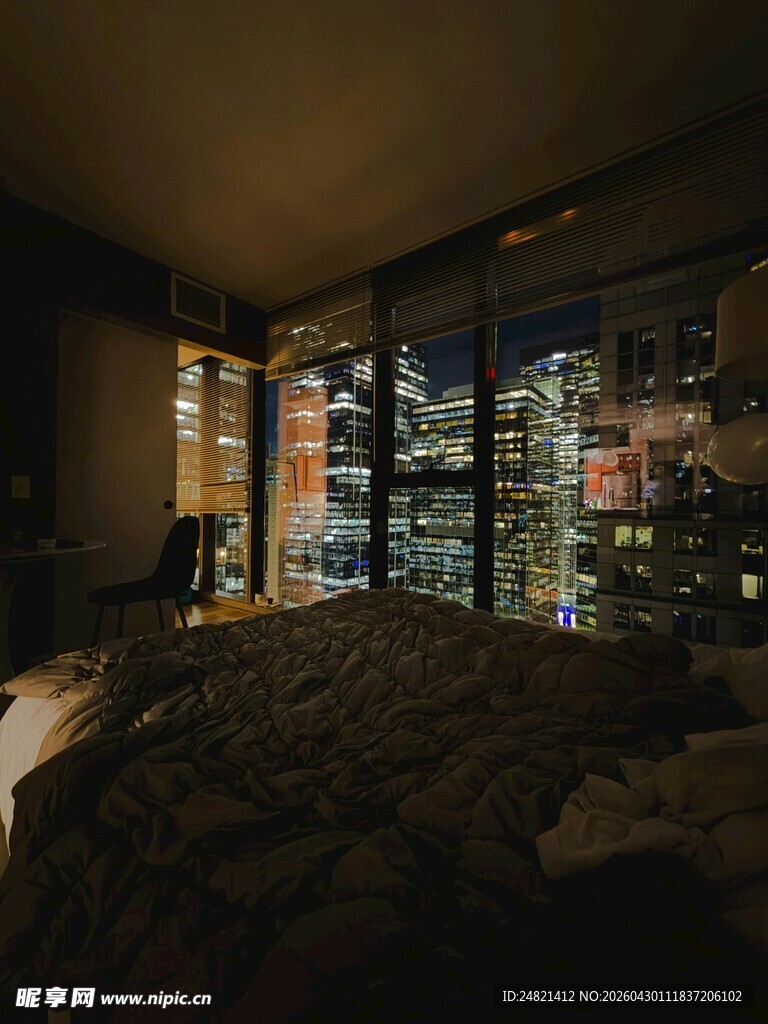 夜晚城市景观下的温馨卧室