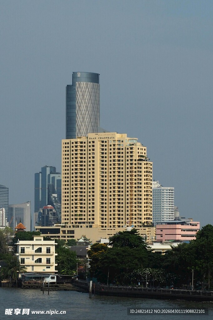 河畔都市高楼景观