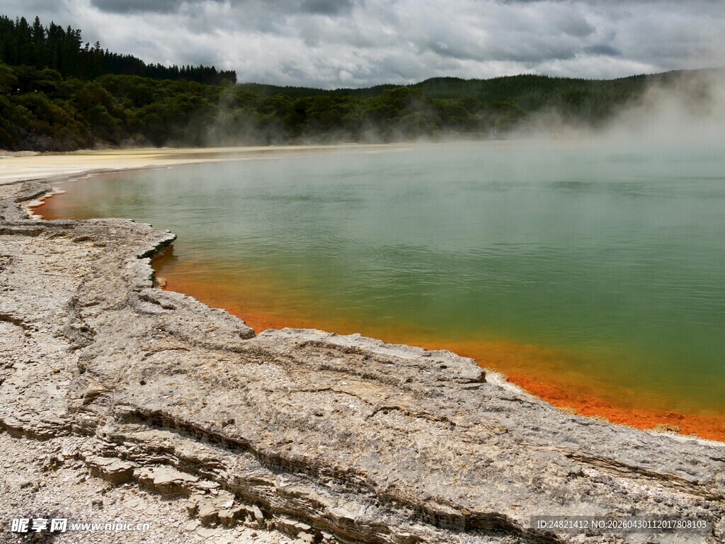 五彩斑斓的地热湖景观