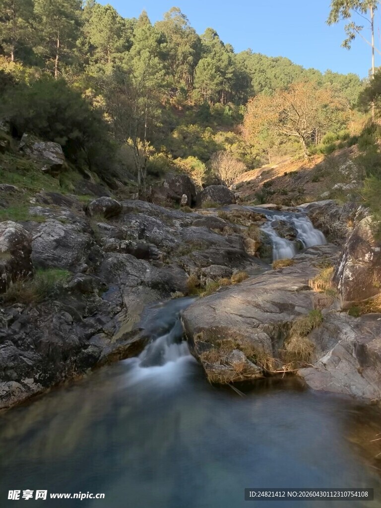 山间溪流美景