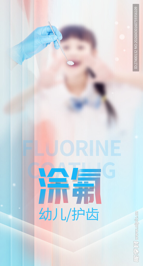 女孩手持蓝手套开心瞬间