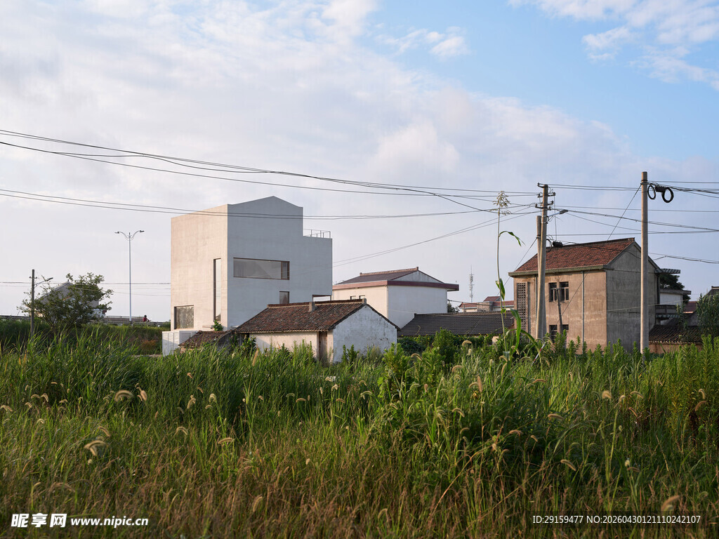 乡村田野旁的房屋与建筑
