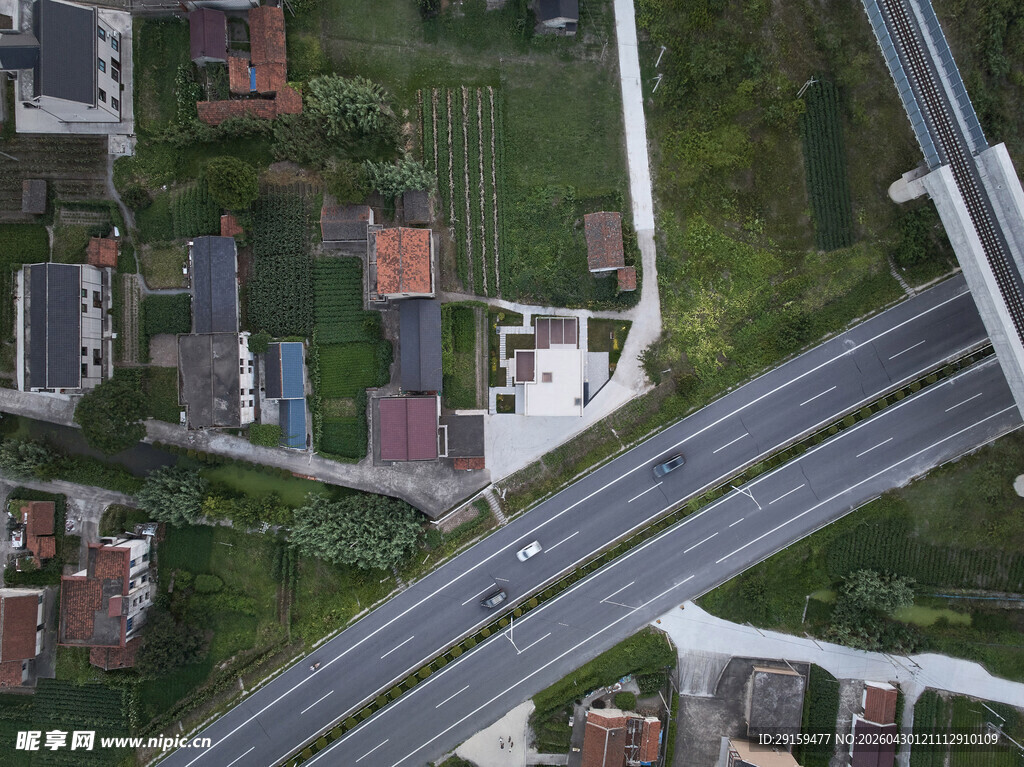 俯瞰城郊交叉道路景象